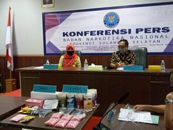 Pasutri di Makassar Ditangkap Saat Jemput Paket 2.923 Ekstasi dari Riau