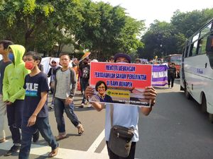 Kantor Sri Mulyani Digeruduk Pendemo Tolak Asing Caplok Bukopin Kantor Sri Mulyani Digeruduk Pendemo Tolak Asing Caplok Bukopin