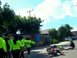 Joget di Jalan, Peserta Penggalangan Dana Korban Banjir Ditabrak Motor Joget di Jalan, Peserta Penggalangan Dana Korban Banjir Ditabrak Motor