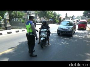 Aksi Pemotor di Purwakarta Hindari Razia Polisi, Putar Balik-Lawan Arus Aksi Pemotor di Purwakarta Hindari Razia Polisi, Putar Balik-Lawan Arus