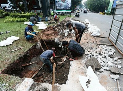 Duh, Proyek Galian Bongkar Trotoar di Blok S