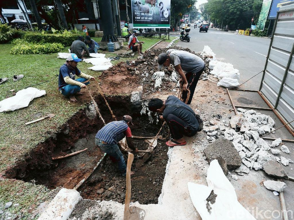 Duh, Proyek Galian Bongkar Trotoar di Blok S Duh, Proyek Galian Bongkar Trotoar di Blok S