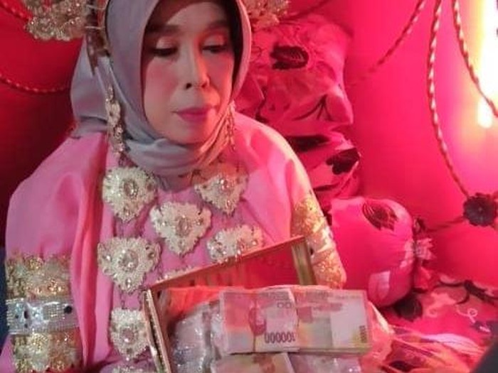 Rabasia (40) setelah dilamar seorang duda dari Jakarta, H Seni (40) dengan mahar Rp 100 juta (dok. Istimewa).