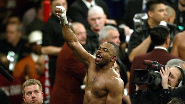 New WBA Heavyweight Champion Roy Jones Jr of the US celebrates his victory over John Ruiz of Puerto Rico at the Thomas and Mack Center in Las Vegas 01 March 2003.  Jones became the first former middleweight champion since 1897 to capture the heavyweight title, winning a unanimous 12-round decision over Ruiz for the World Boxing Association crown.   AFP PHOTO/HECTOR MATA (Photo by HECTOR MATA / AFP)