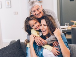 Mengenal Sandwich Generation yang Ramai Dibahas Netizen Twitter Indonesia