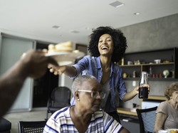 Cara Atasi Stres Buat Generasi Sandwich yang Harus Tanggung Hidup Ortu