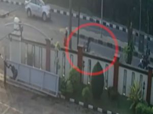 Detik-detik Satpam PT Banten Ditabrak Pemotor Berkecepatan Tinggi Detik-detik Satpam PT Banten Ditabrak Pemotor Berkecepatan Tinggi