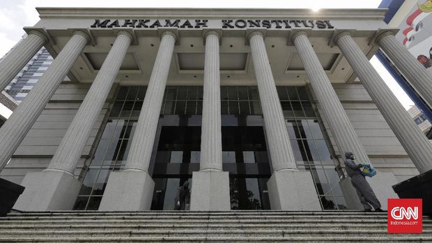 Petugas menyemprotkan cairan disinfektan ke sejumlah ruangan Gedung Mahkamah Kosntitusi. Jakarta, Jumat, 24 Juli 2020. Mahkamah Konstitusi (MK) memutuskan untuk menunda semua jadwal persidangan sementara waktu mulai Senin (27/7), guna melakukan sterilisasi menyeluruh sebagai upaya mencegah dan mengurangi penyebaran Covid-19. CNN Indonesia/Adhi Wicaksono