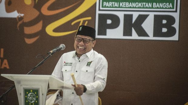 Ketua Umum Partai Kebangkitan Bangsa (PKB) Muhaimin Iskandar tertawa pada acara Tasyakuran Harlah ke-22 PKB di Kantor DPP PKB, Jakarta, Kamis (23/7/2020). Harlah ke-22 PKB tersebut mengangkat tema Aksi Melayani Indonesia. ANTARA FOTO/Aprillio Akbar/aww.