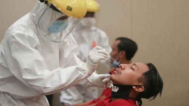 Timnas Indonesia dan Timnas U-19 menjalani tes swab sebelum memulai pemusatan latihan (TC), Jumat (24/7).Dok: PSSI