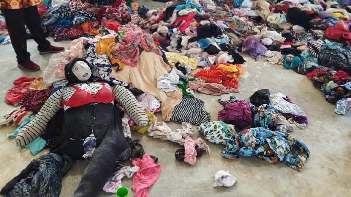 Pria di Kotawaringin Barat (Kobar), Kalimantan Tengah (Kalteng), berinisial ST diduga mencuri ribuan pakaian dalam wanita. Ini penampakan ribuan celana dalam dan BH yang dicurinya.