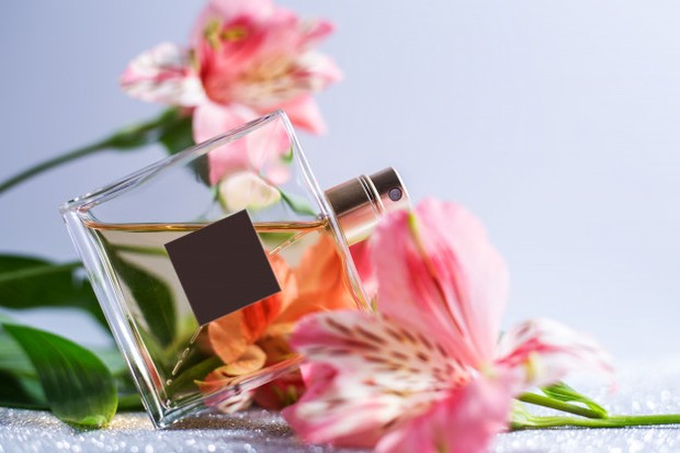 Koleksi foto aroma floral pada parfum yang jadi favorit para wanita.