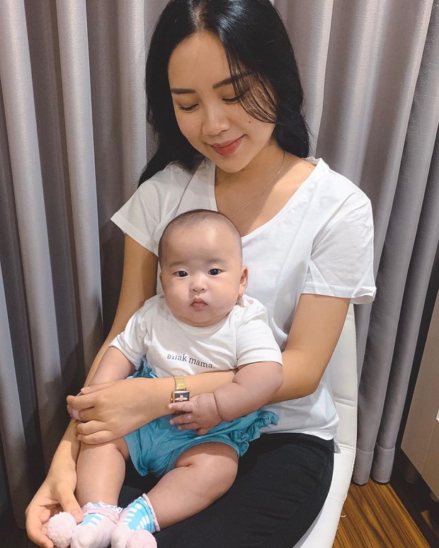 Baby Kanaya terlihat begitu santai di pangkuan sang mama