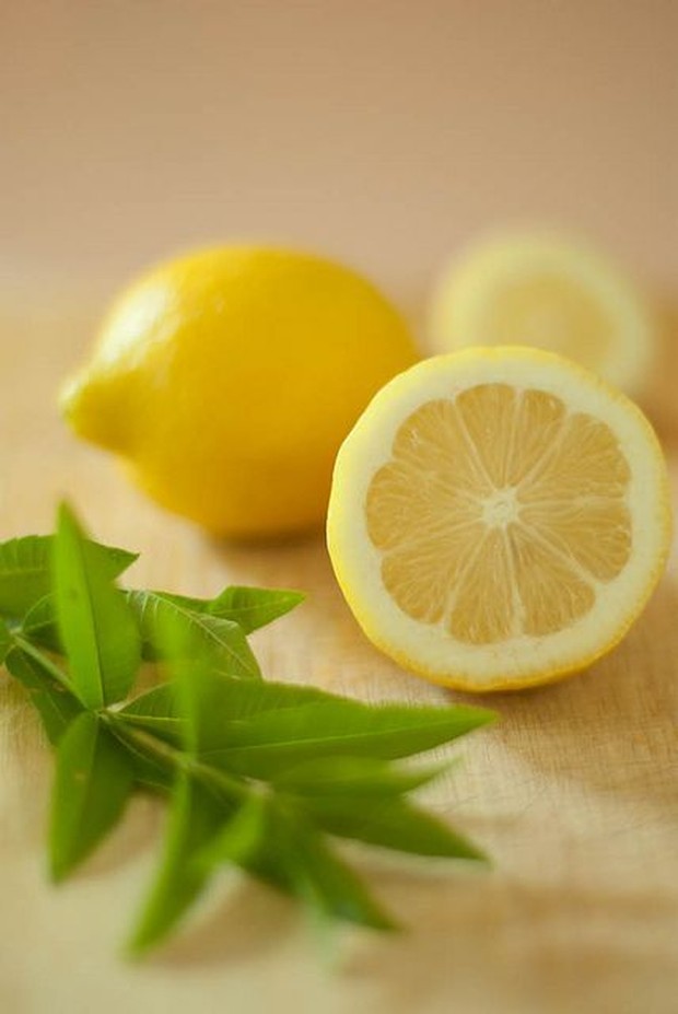 Buah lemon kaya akan kandungan vitamin C yang mampu mencerahkan warna kulit wajah maupun tubuh.