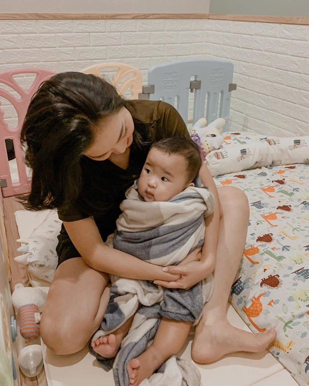 habis mandi, baby Kanaya langsung dipeluk mama Juliana nih