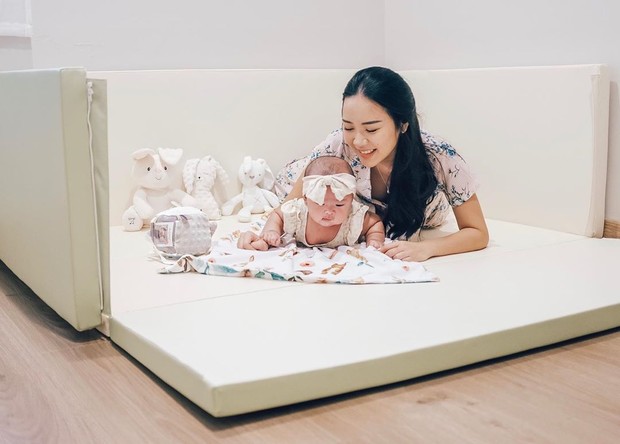 menemani sang buah hati bermain sambil memperlihatkan motif pada kain