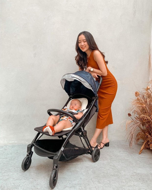 jalan jalan dulu pake strollel bersama baby Kanaya