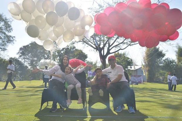 Sibuk menjadi istri pejabat dan seorang ibu tidak menghentikan artis Indonesia yang satu ini untuk melanjutkan pendidikan