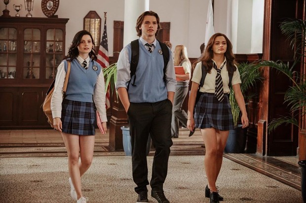 Elle dan Noah harus menjalani hubungan jarak jauh lantaran Noah harus melanjutkan pendidikan ke Harvard University.