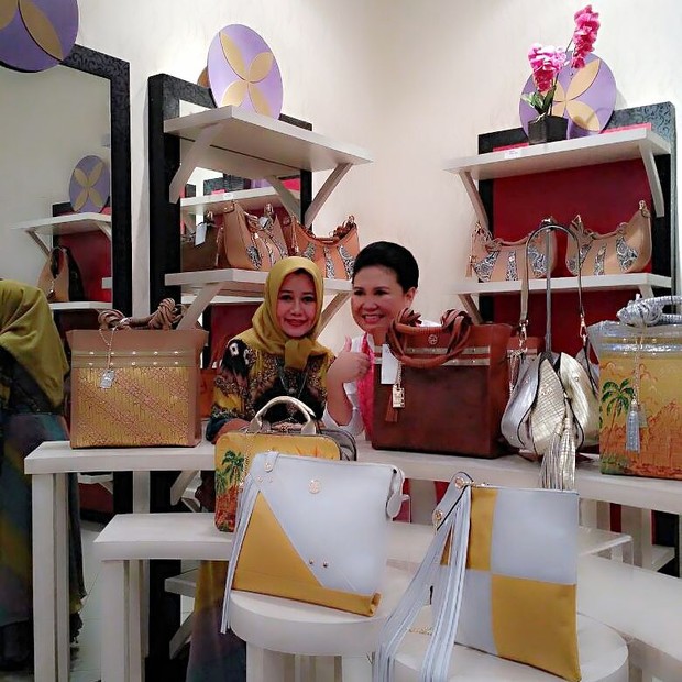 Huraira bag/instagram.com/st.huraira Produk dengan ciri khas leither bag painting ini mampu membuat peminatnya jatuh hati dengan desain dan juga kualitas yang ditawarkan