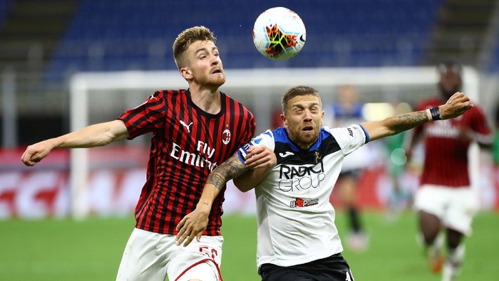 MILAN, ITALY - JULY 24:  Alejandro Dario Gomez (R) of Atalanta BC competes for the ball with Alexis Saelemaekers (L) of AC Milan during the Serie A match between AC Milan and Atalanta BC at Stadio Giuseppe Meazza on July 24, 2020 in Milan, Italy.  (Photo by Marco Luzzani/Getty Images)
