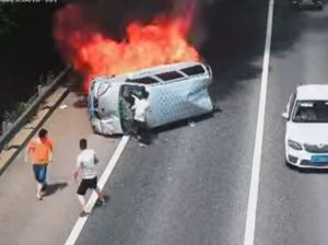 Aksi Heroik Pria Selamatkan Tiga Orang di Dalam Mobil yang Terbakar