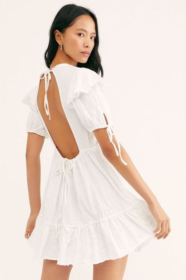 Open back dresses/pinterest.com/whowhatwear Terdapat potongan di punggung sehingga memberi kesan seksi.