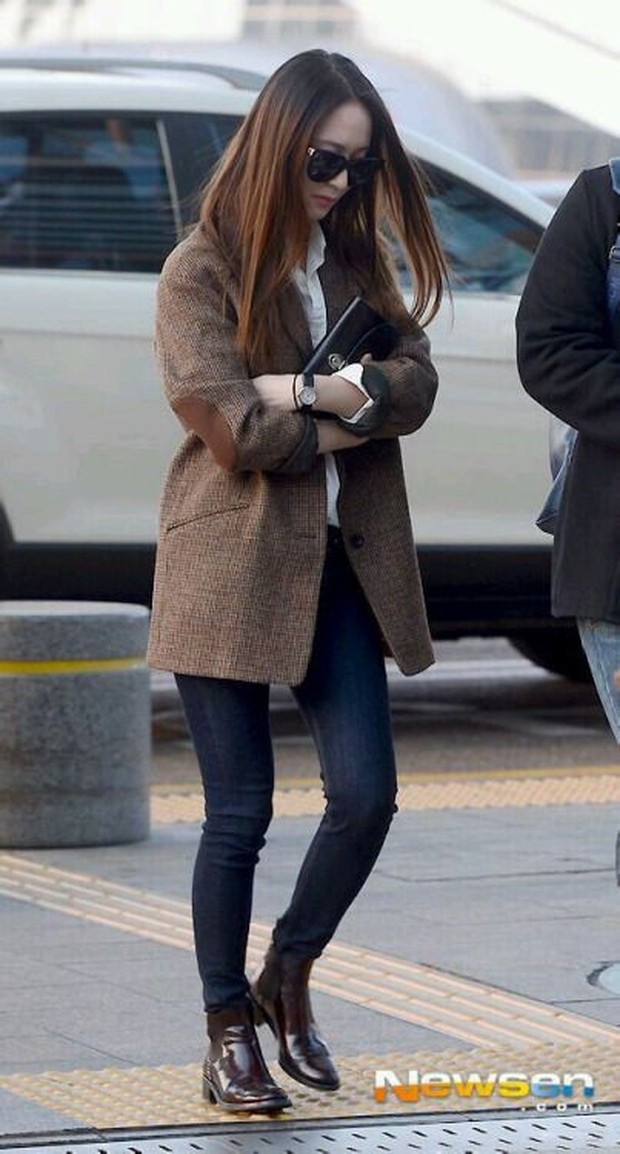 Krystal Krystal di Bandara dengan outernya