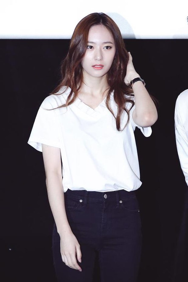 Krsytal dengan Kaos polos Krystal Memakai Kaos V-Neck