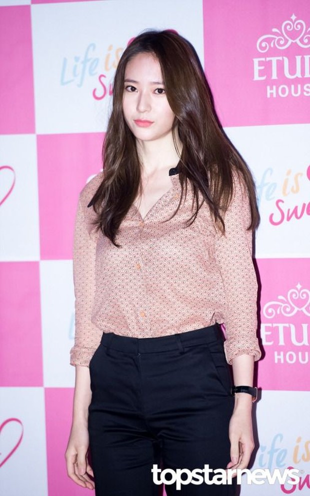 Krystal di Acara Etud House Kemeja pola dan Jeans hitam