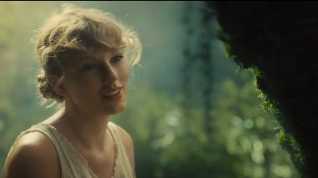 Taylor Swift memilih menata rambutnya dengan kepang dua, lalu mencepolnya sehingga menambah kesan folk.