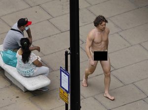 Penampakan Pria Bugil di London Jalan-jalan Pakai G-string dari Masker