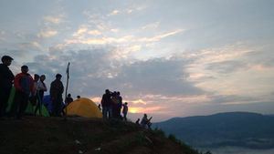 Potret Wisata di Atas Awan di Bukit Corong Tegal