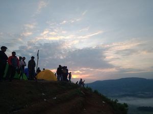 Potret Wisata di Atas Awan di Bukit Corong Tegal