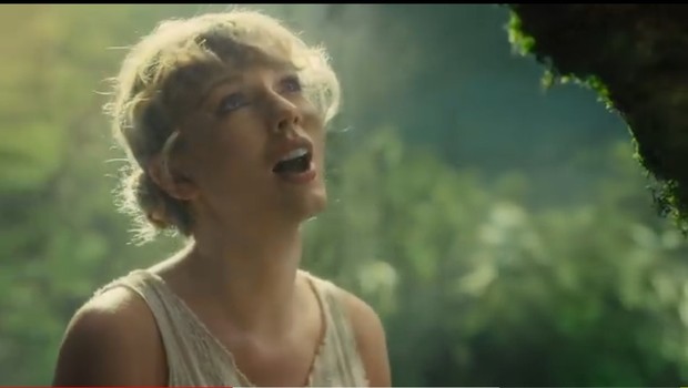 Dalam video klip Cardigan, Taylor tampil sederhana. Ia merias wajah dan menata rambutnya sendiri.