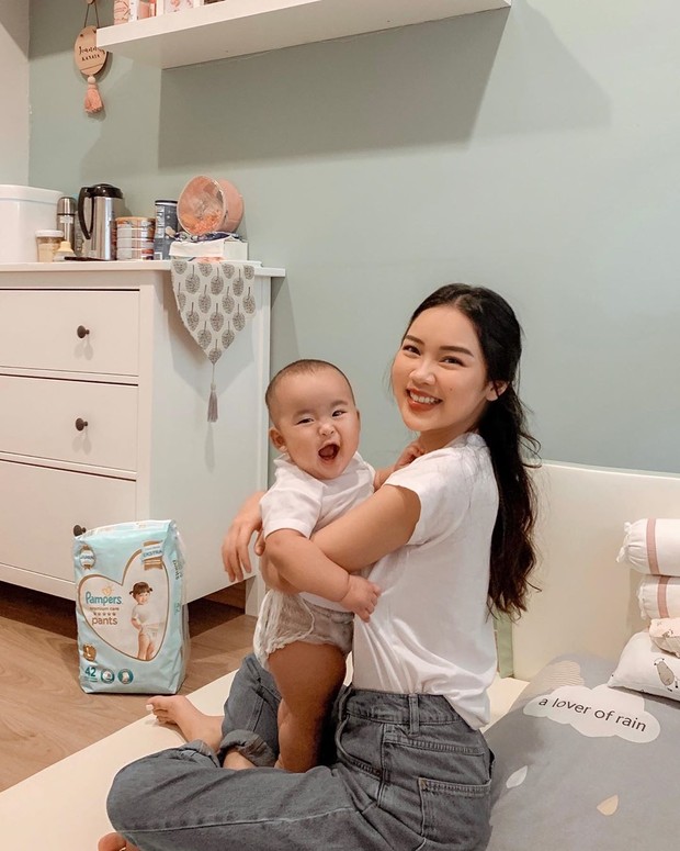 quality time bersama baby Kanaya sambil berikan pelukan hangat