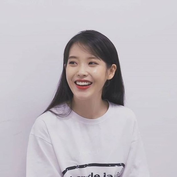 IU Iu dengan hoodie putihnya