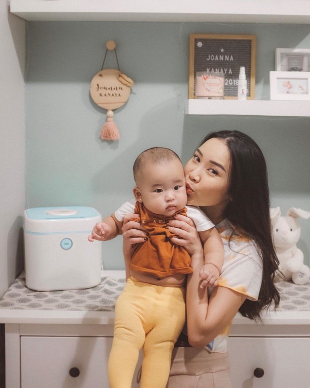 ciumana dari sang mama pada baby Kanaya yang gemes