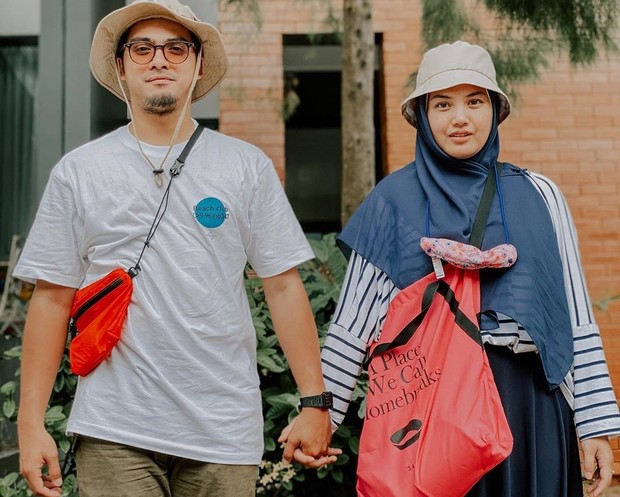 Istri Ricky Harun ini berhasil menyelesaikan kuliahnya setelah menikah