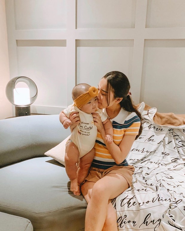 lagi-lagi mama Juliana mencium baby Kanaya yang teramat menggemaskan itu
