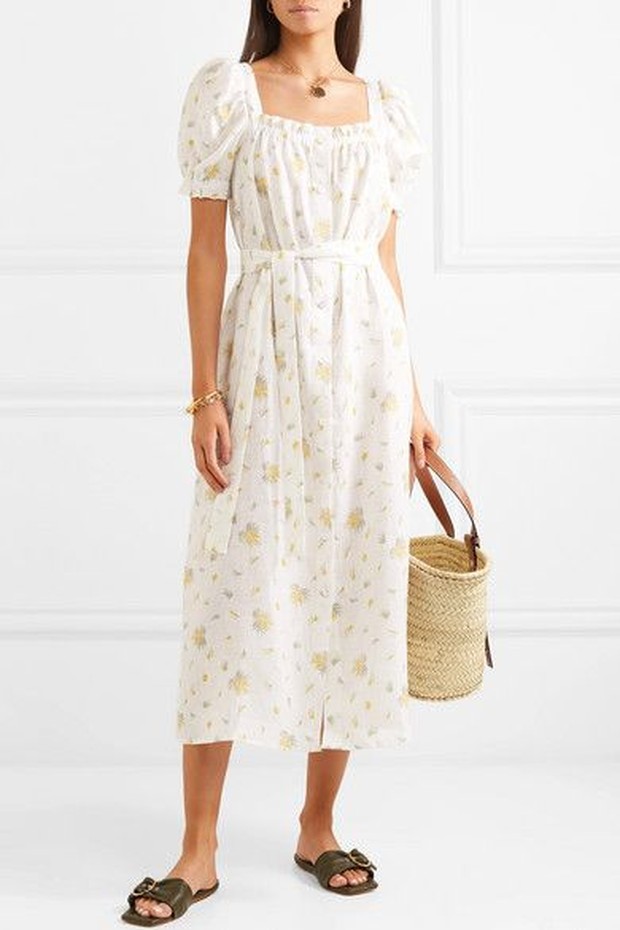 Nightgown dressing/pinterest.com/netaporter Baju tidur ini dibuat semirip mungkin dress dan membuat tampilan menjadi manis.