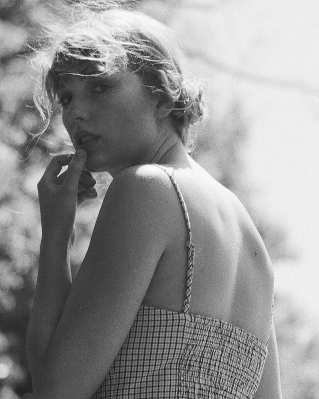 Penyanyi Taylor Swift merilis album terbarunya berjudul Folklore. Ia mengunggah beberapa foto yang memperlihatkan nuansa folk.