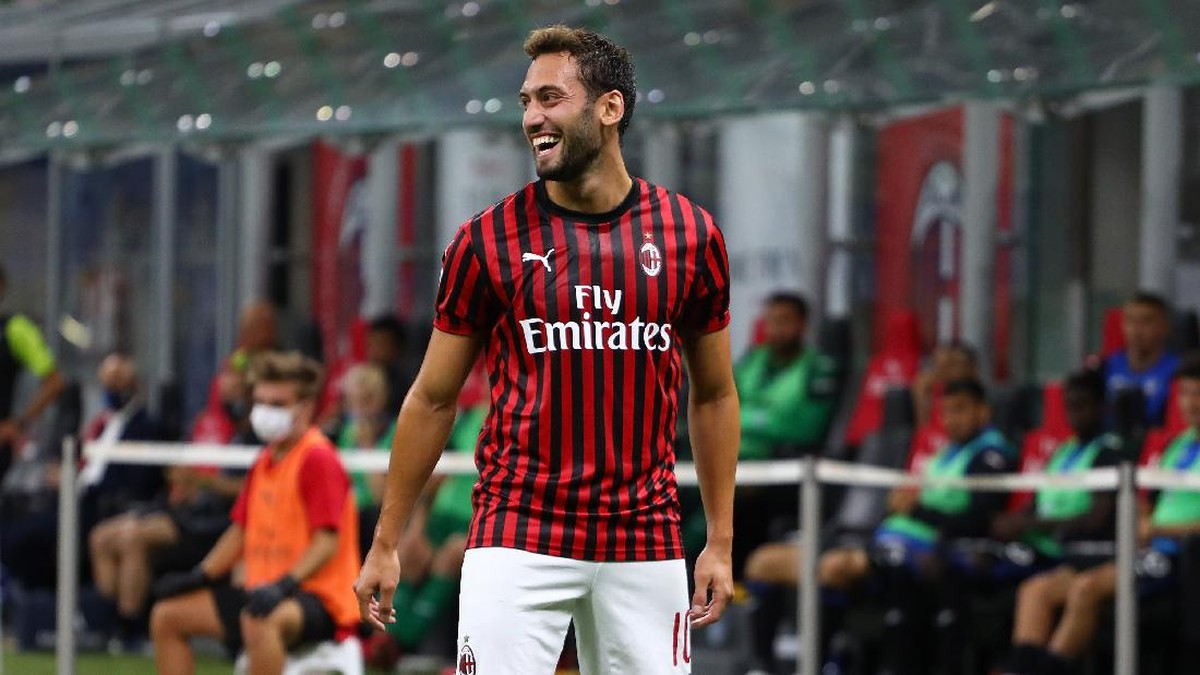 Gelandang AC Milan, Hakan Calhanoglu. (Foto: Marco Luzzani/Getty Images)