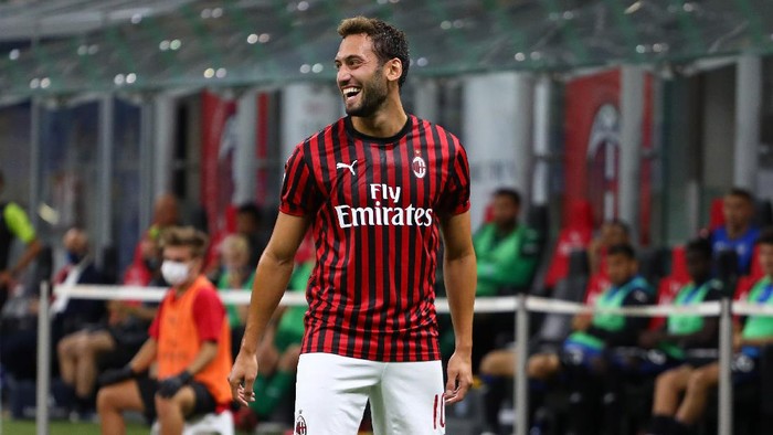 MILAN, ITALY - JULY 24:  Hakan Calhanoglu of AC Milan celebrates after scoring the opening goal during the Serie A match between AC Milan and Atalanta BC at Stadio Giuseppe Meazza on July 24, 2020 in Milan, Italy.  (Photo by Marco Luzzani/Getty Images)