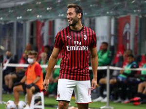 Mantul! Melihat Lagi Tendangan Bebas Indah Calhanoglu ke Gawang Atalanta