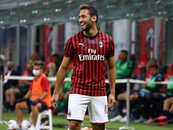 Rumor Transfer: MU 90 Persen Bakal Dapatkan Hakan Calhanoglu