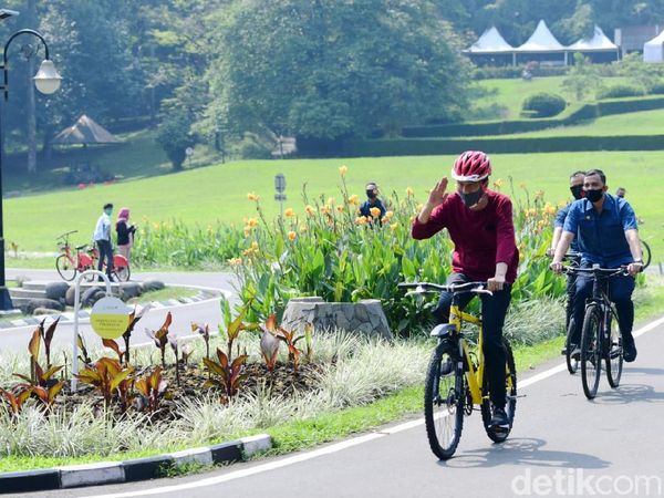 Hasil Swab Negatif, Jokowi Gowes Sepeda di Istana Bogor