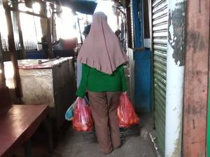 Meski Dilarang, Pedagang Pasar Cempaka Putih Masih Gunakan Kantong Plastik