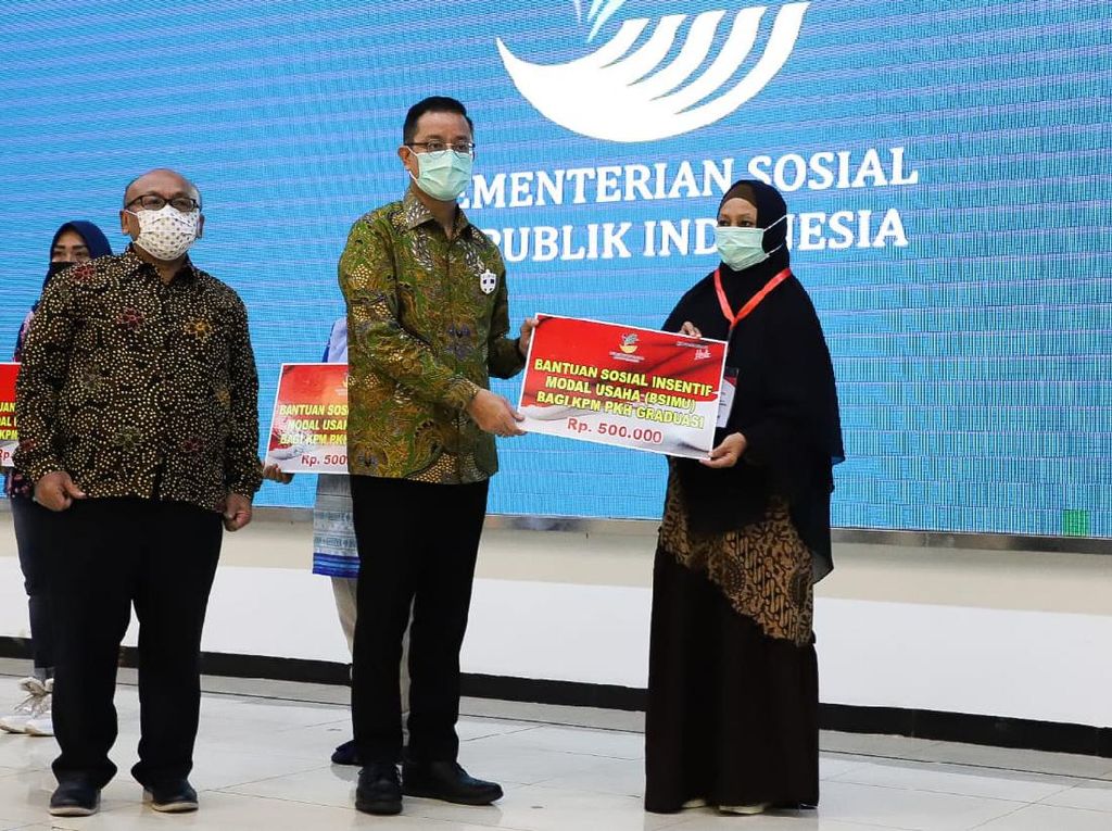 Kemensos Gelontorkan Rp 5 Miliar Bantu Usaha Mikro di Tengah Pandemi Kemensos Gelontorkan Rp 5 Miliar Bantu Usaha Mikro di Tengah Pandemi