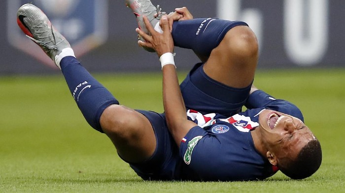 PSGs Kylian Mbappe shouts in pain after being injured during the French Cup soccer final match between Paris Saint Germain and Saint Etienne at Stade de France stadium, in Saint Denis, north of Paris, Friday July 24, 2020. (AP Photo/Francois Mori)